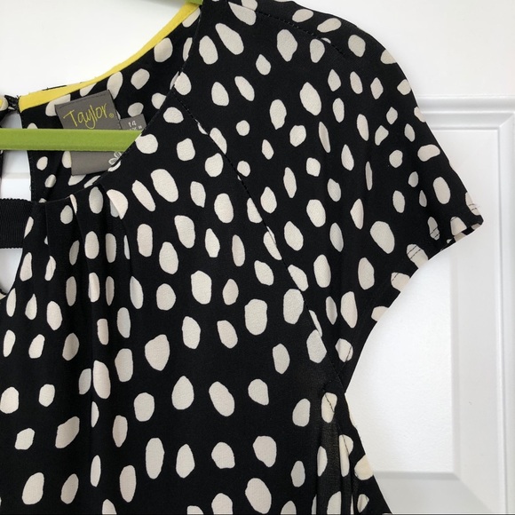 Taylor Shift Dress with Cap Sleeves - Picture 3 of 6